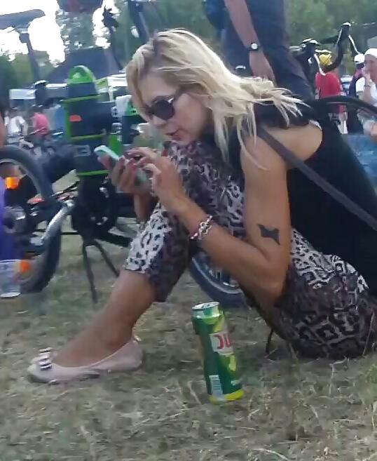 25P Spy old + young in green grass and picnic romanian