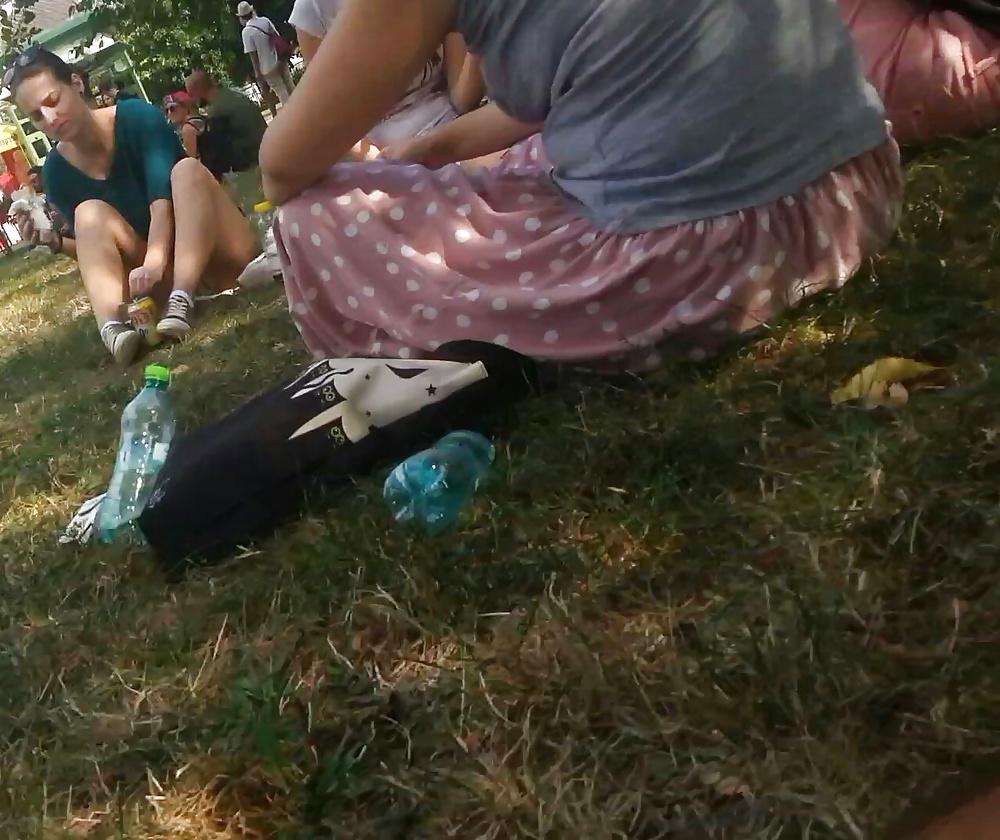 25P Spy old + young in green grass and picnic romanian