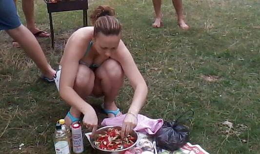 25P Spy old + young in green grass and picnic romanian