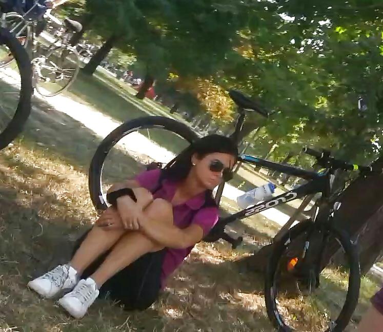 25P Spy old + young in green grass and picnic romanian