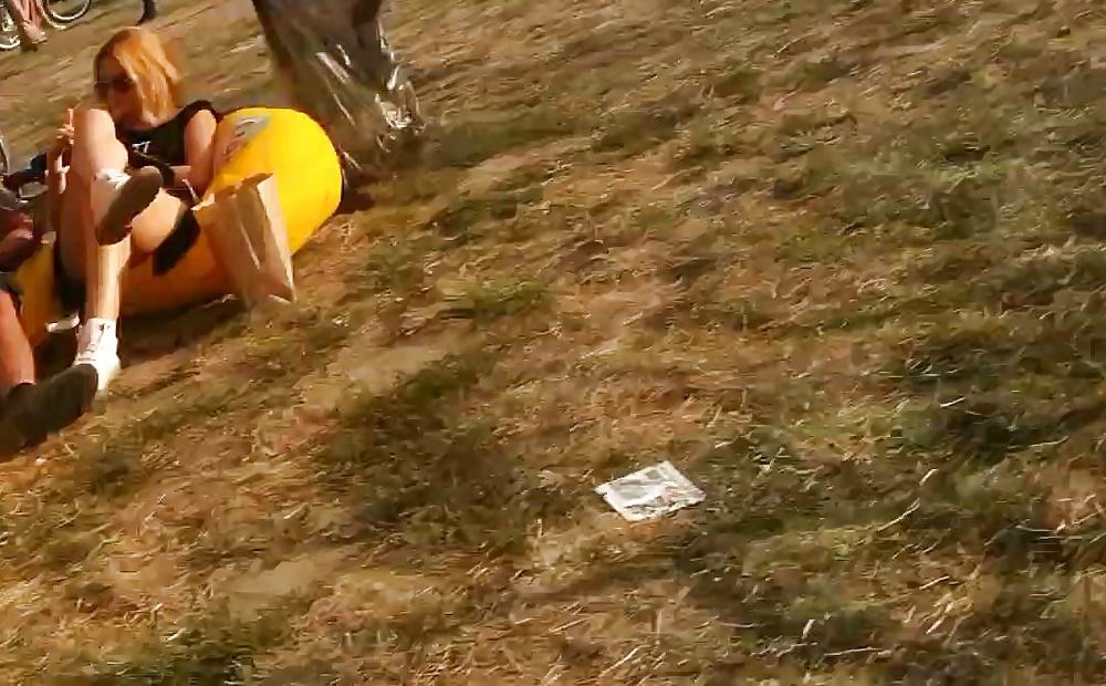 25P Spy old + young in green grass and picnic romanian