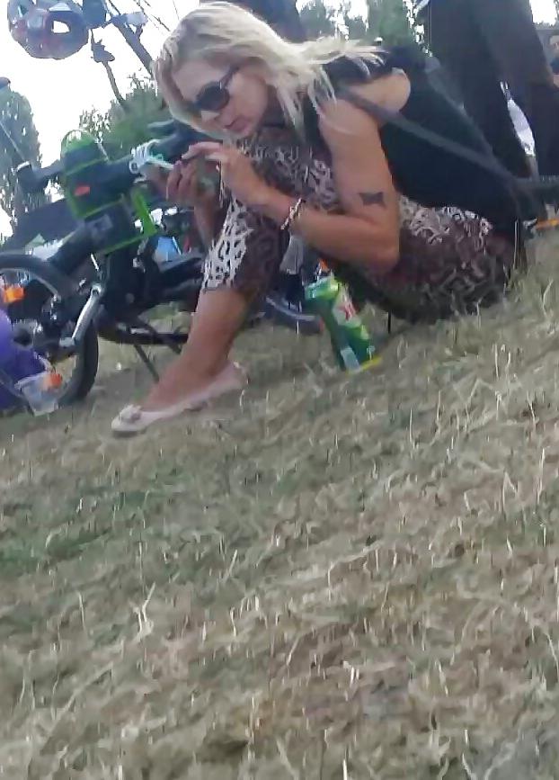 25P Spy old + young in green grass and picnic romanian