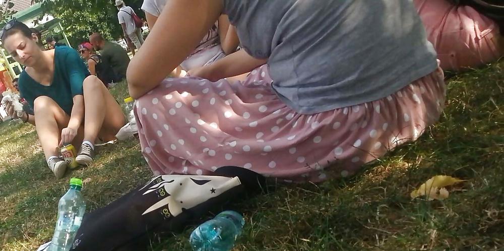 25P Spy old + young in green grass and picnic romanian