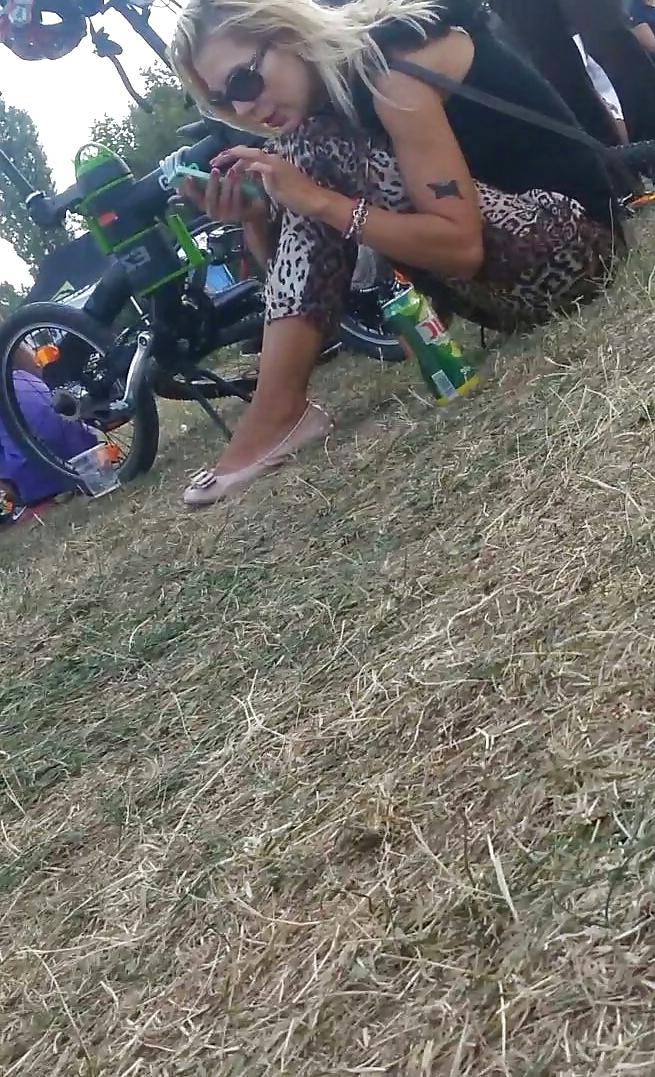 25P Spy old + young in green grass and picnic romanian
