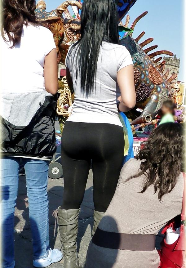12P Street Candid Girls in Sexy Leggings