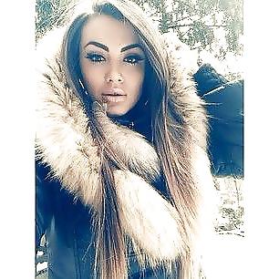 25P Girls in fur hoods I