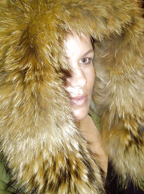 25P Girls in fur hoods I