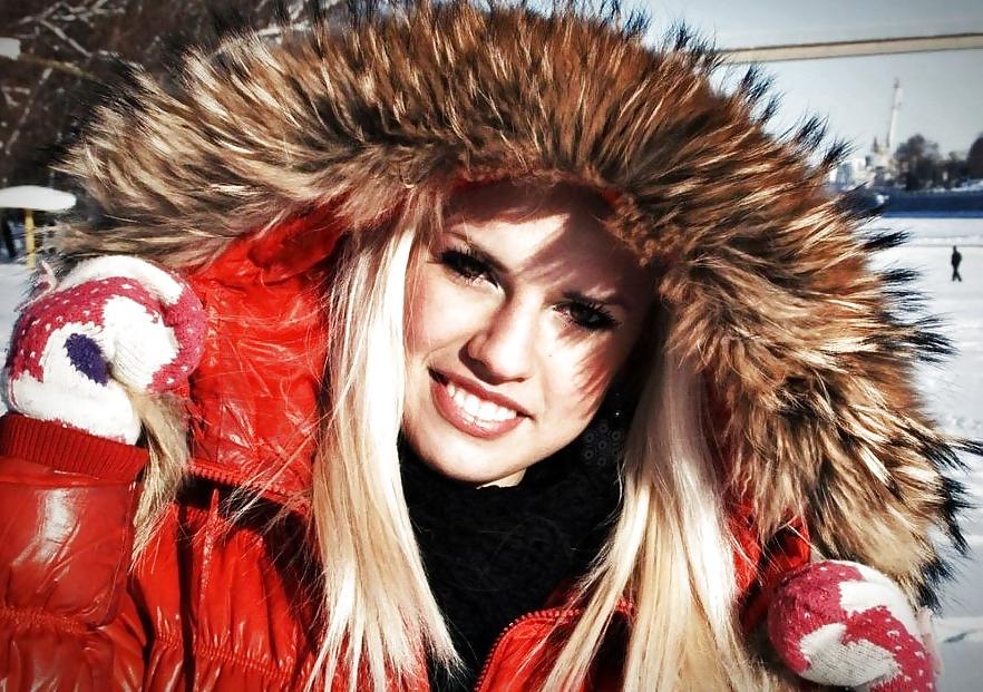 25P Girls in fur hoods I