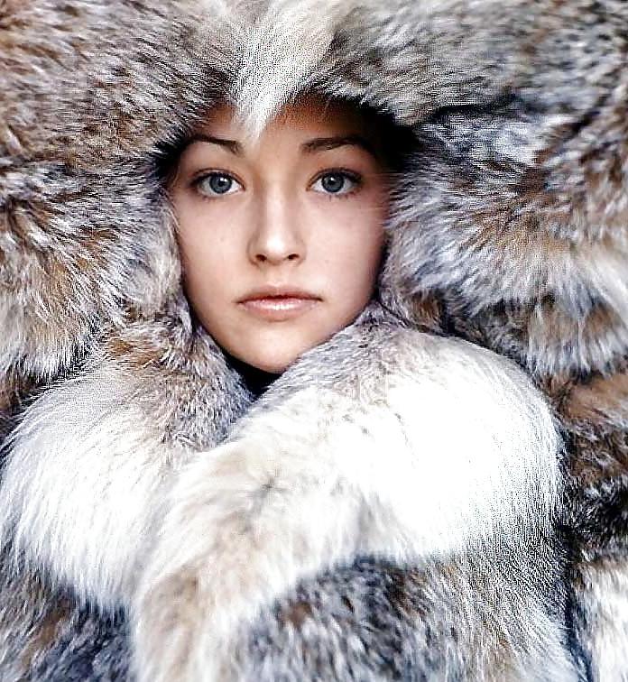 25P Girls in fur hoods I