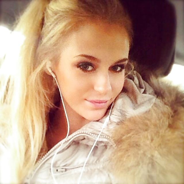 25P Girls in fur hoods I