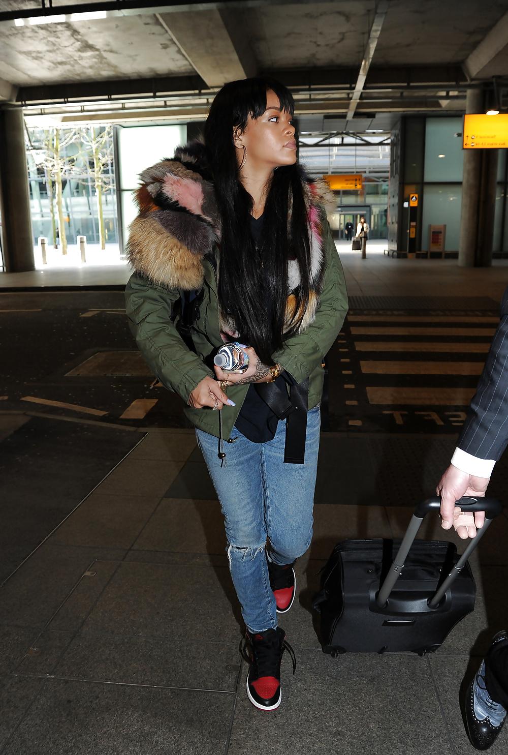 25P Girls in fur hoods I