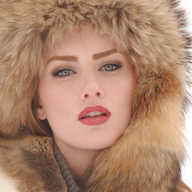 25P Girls in fur hoods I