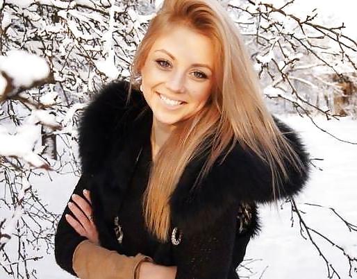 25P Girls in fur hoods I