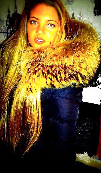 25P Girls in fur hoods I