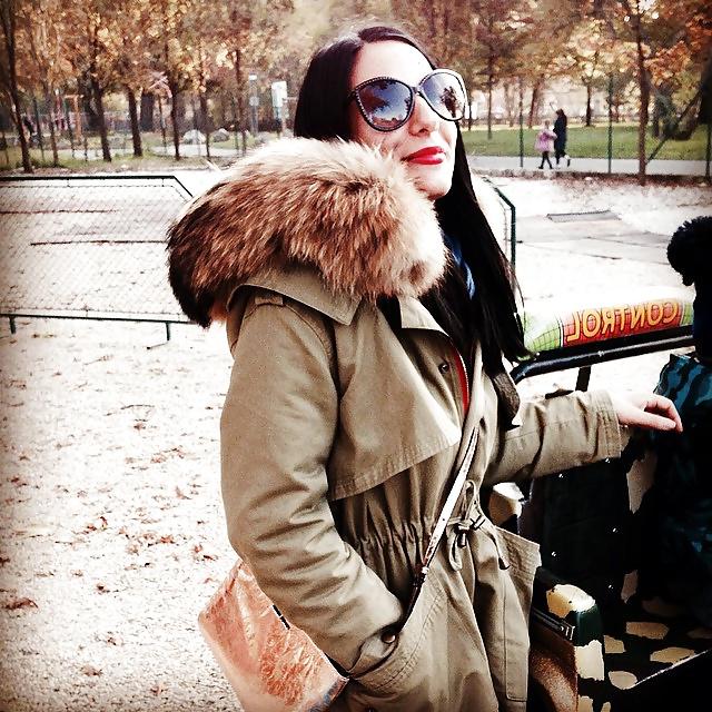 25P Girls in fur hoods I