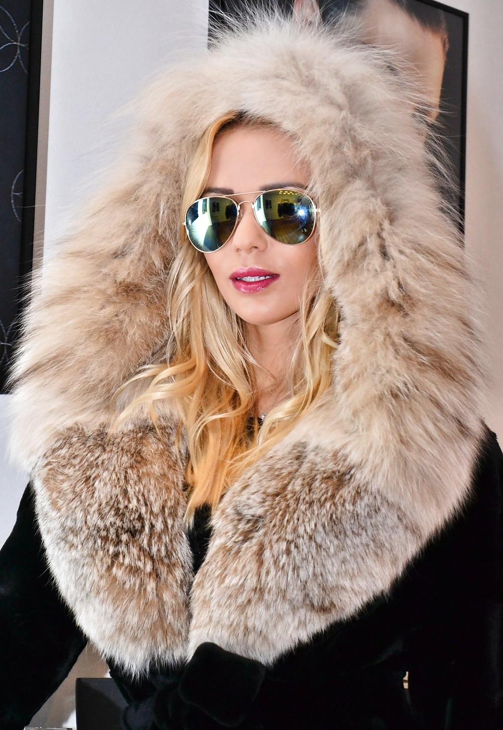 25P Girls in fur hoods I