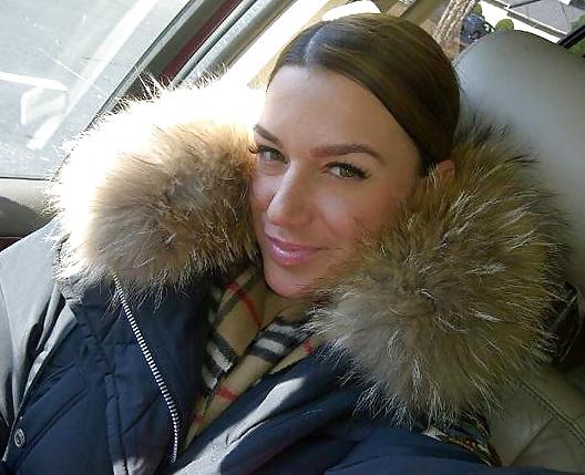 25P Girls in fur hoods I