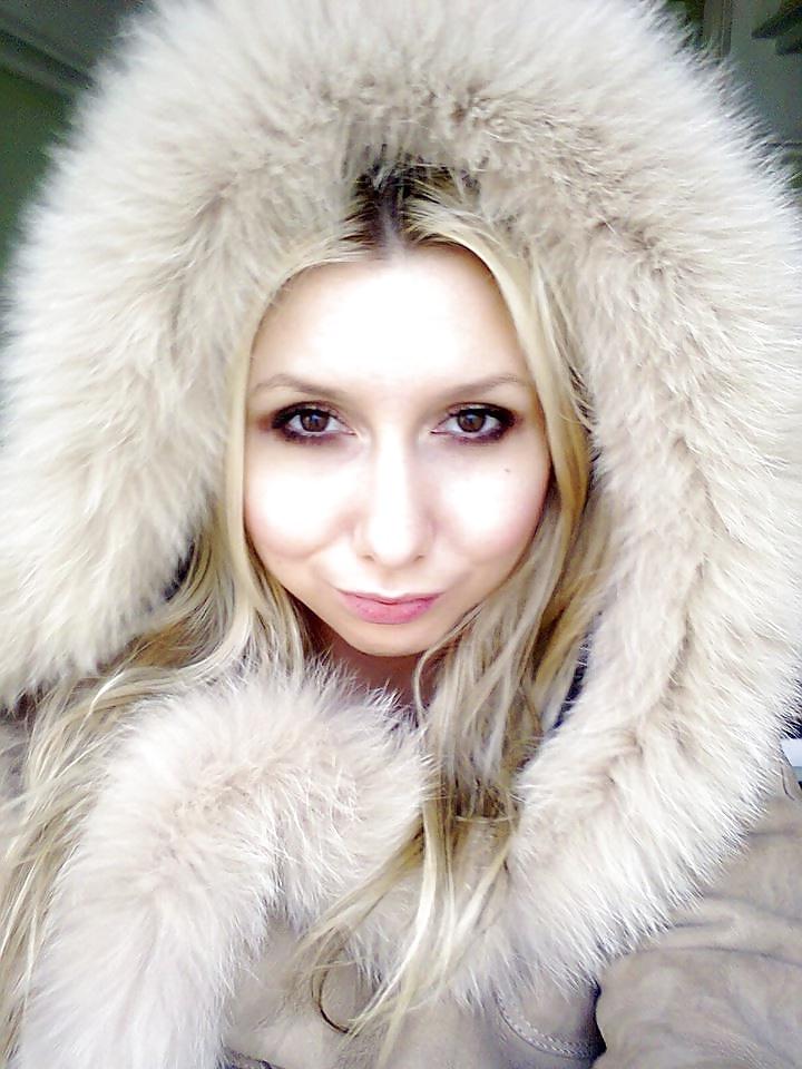 25P Girls in fur hoods I