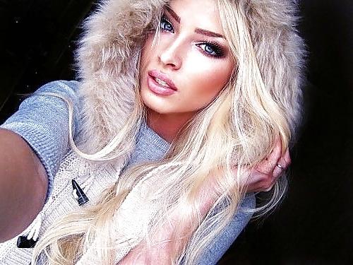 25P Girls in fur hoods I