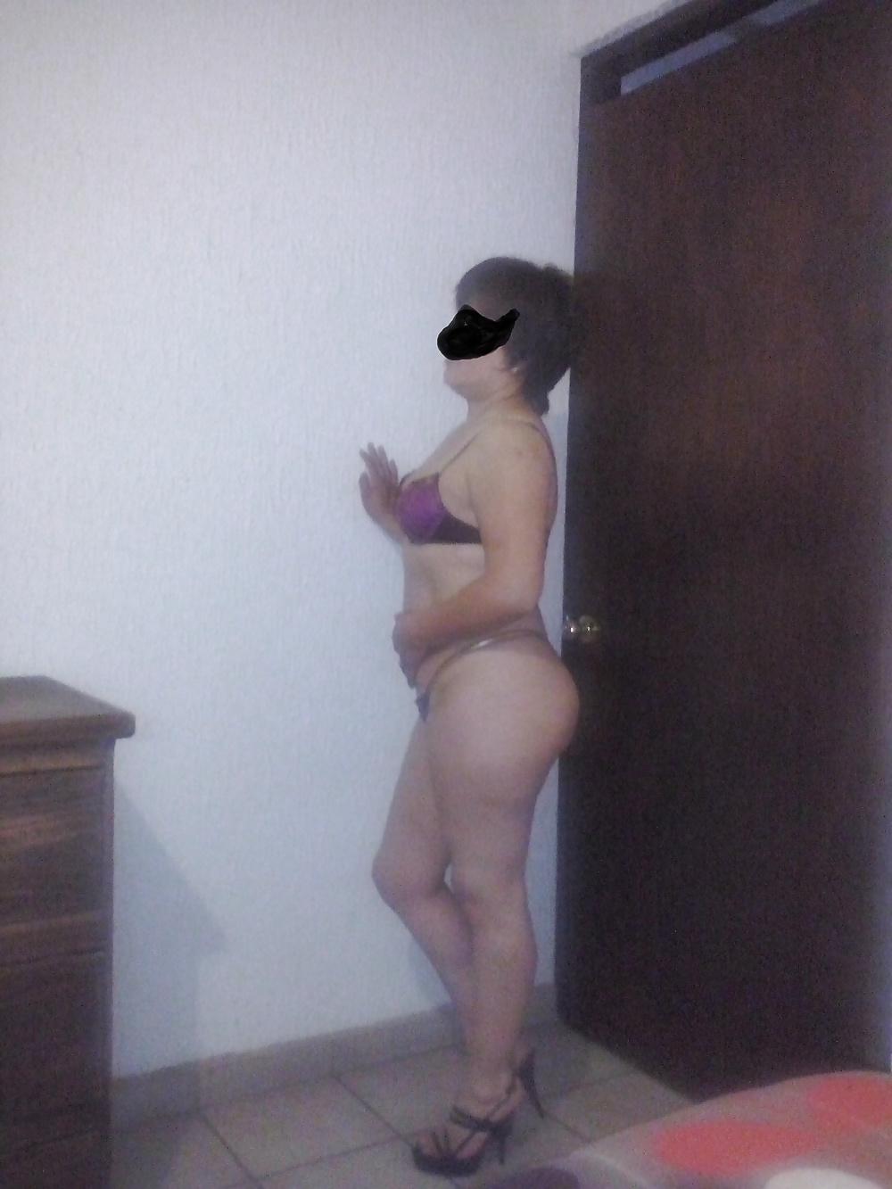 14P Gorgeous cougar latina ass