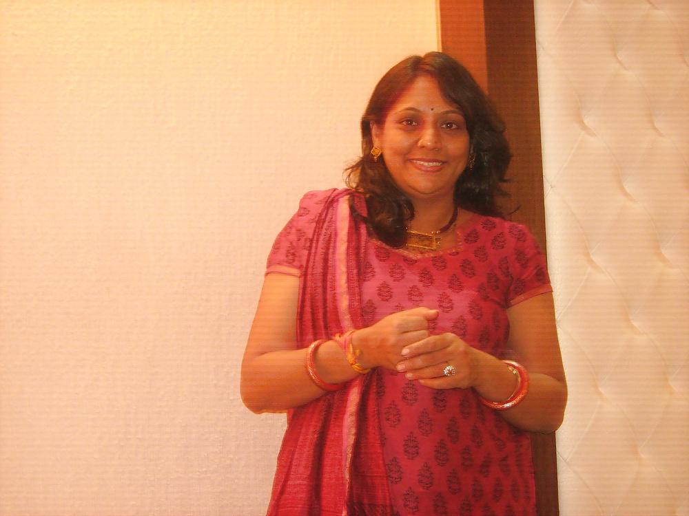 25P MILF from Mumbai !Loves to pose for cameras!