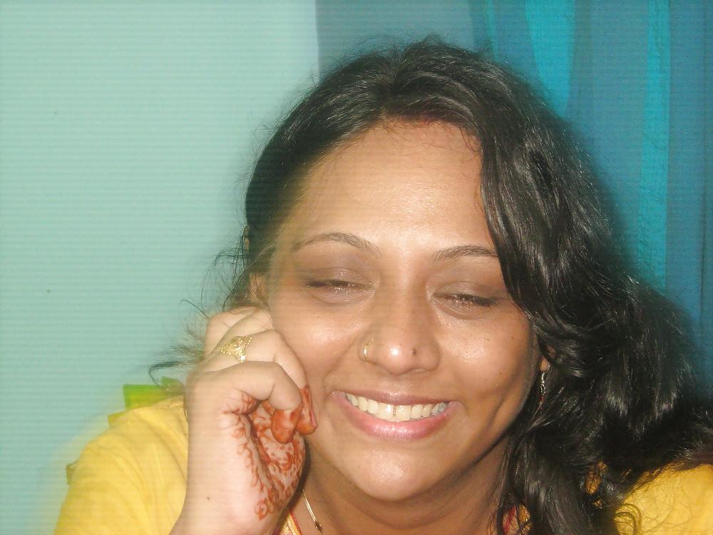 25P MILF from Mumbai !Loves to pose for cameras!