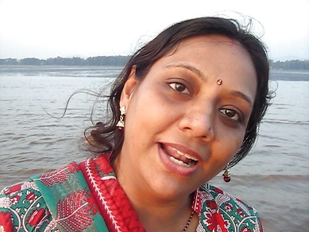 25P MILF from Mumbai !Loves to pose for cameras!