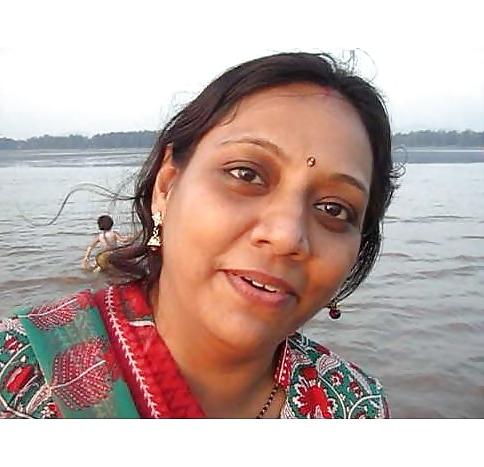 25P MILF from Mumbai !Loves to pose for cameras!