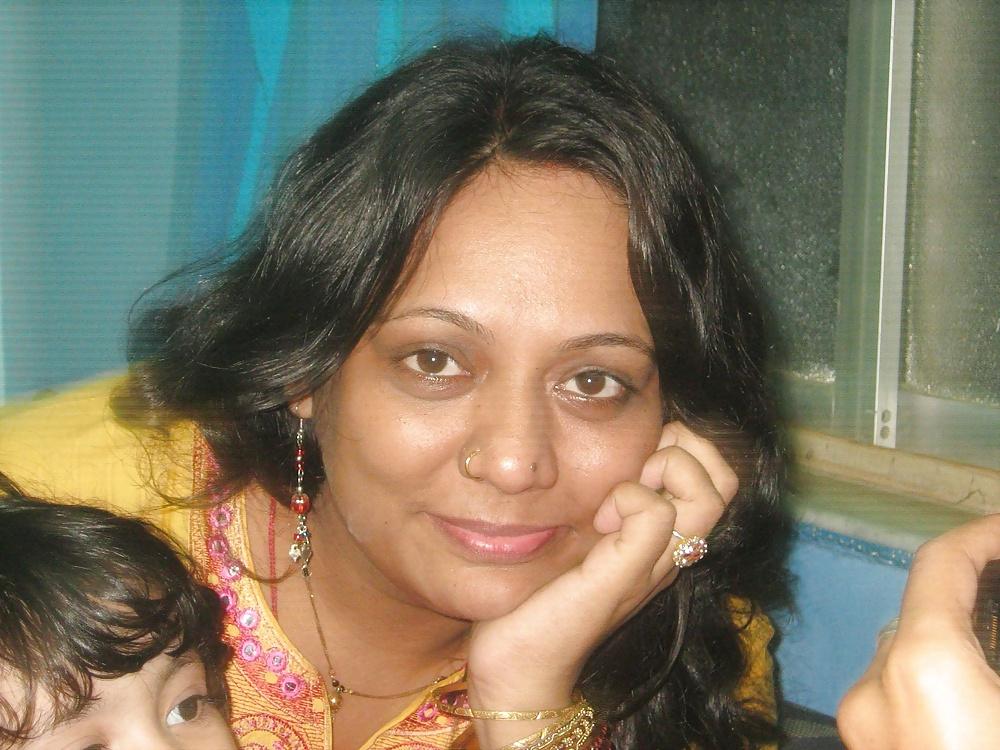 25P MILF from Mumbai !Loves to pose for cameras!
