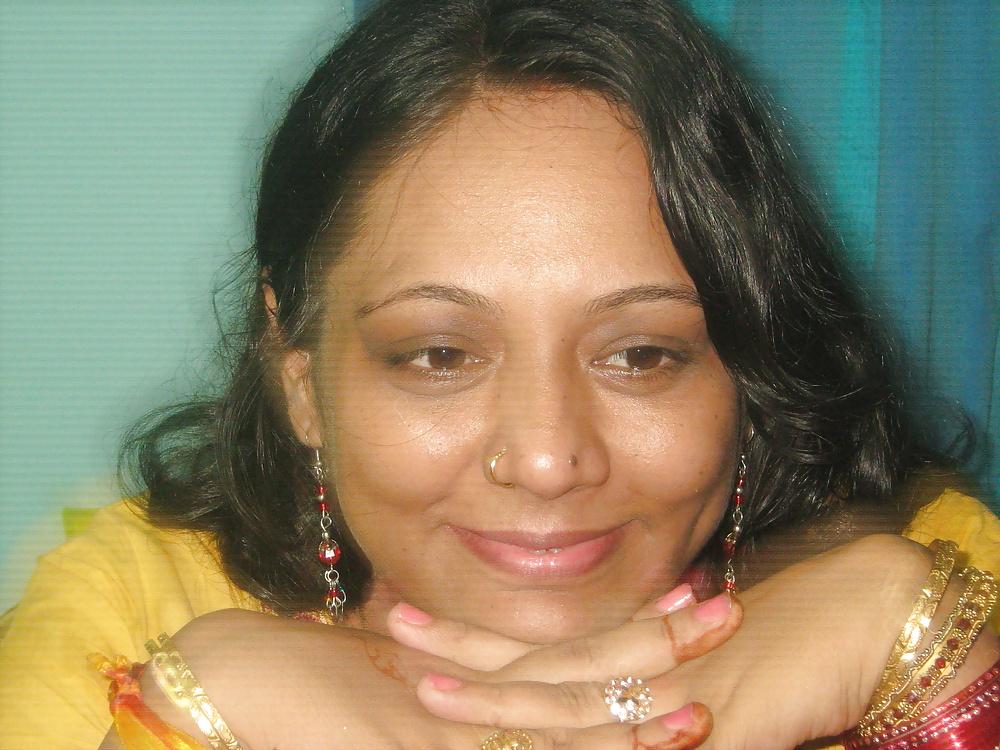 25P MILF from Mumbai !Loves to pose for cameras!