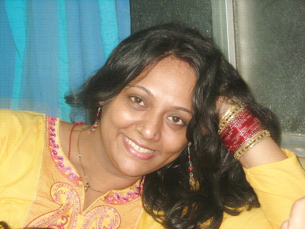 25P MILF from Mumbai !Loves to pose for cameras!