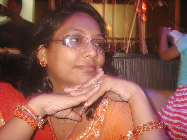 25P MILF from Mumbai !Loves to pose for cameras!