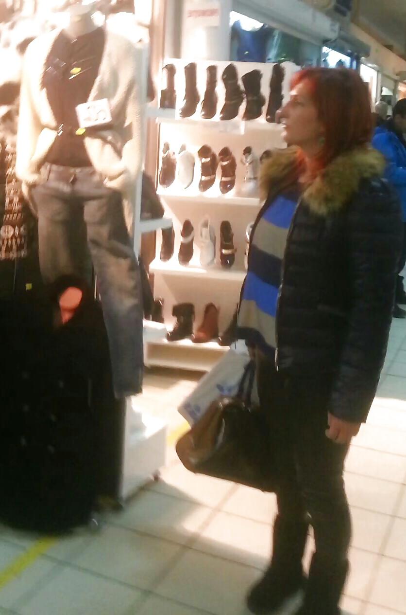 25P Spy old + young in shooping romanian