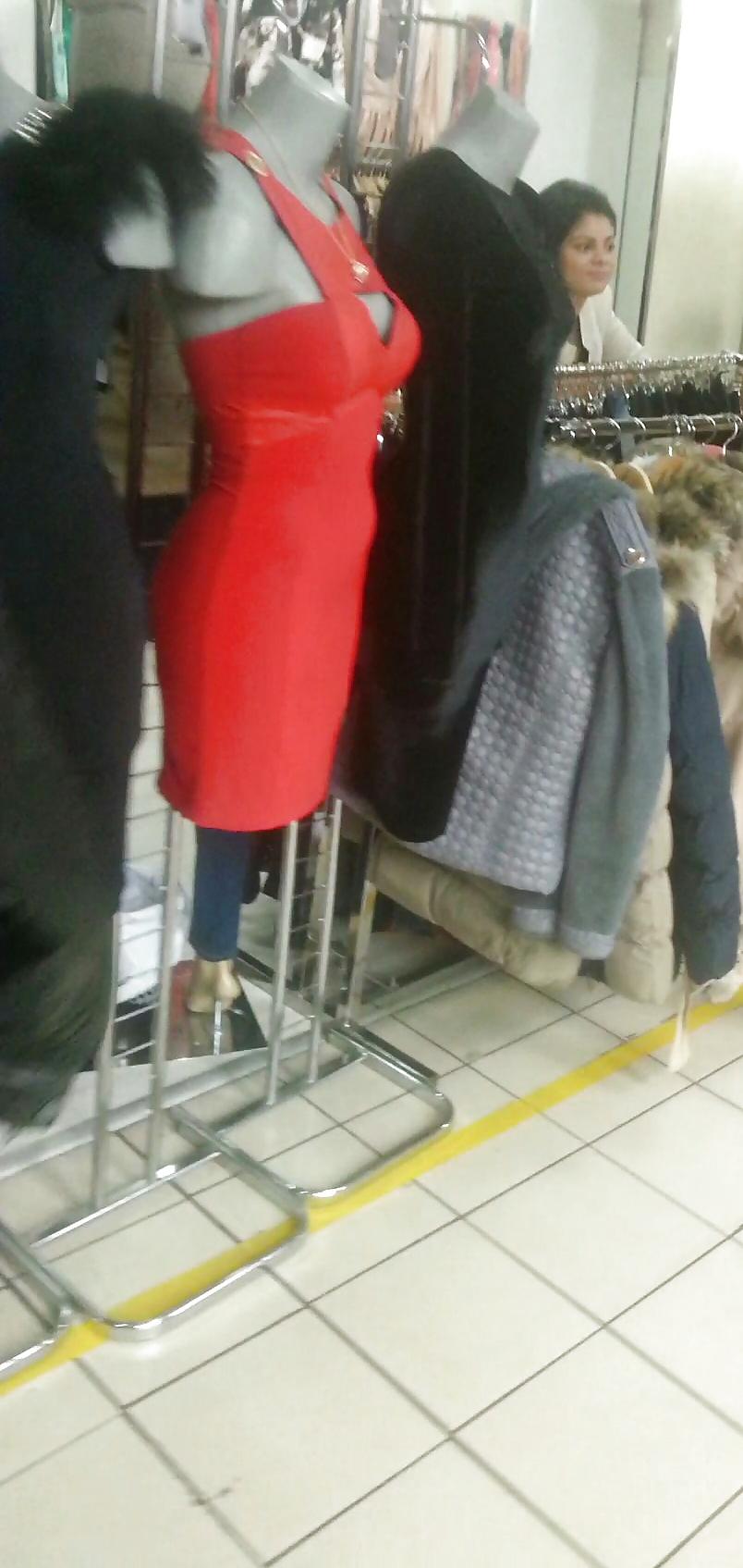 25P Spy old + young in shooping romanian