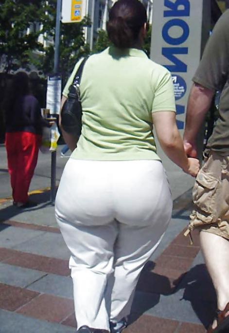 6P Candid Huge Ass MILF White Pants