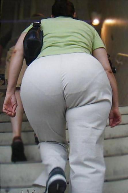 6P Candid Huge Ass MILF White Pants