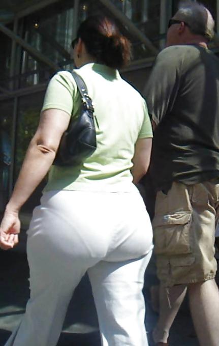 6P Candid Huge Ass MILF White Pants