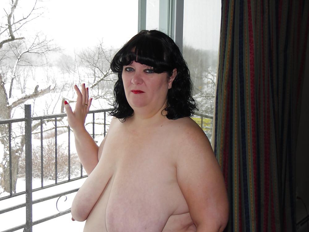 22P Mrs. MILF Slut Showing off T&A Again....Hotel