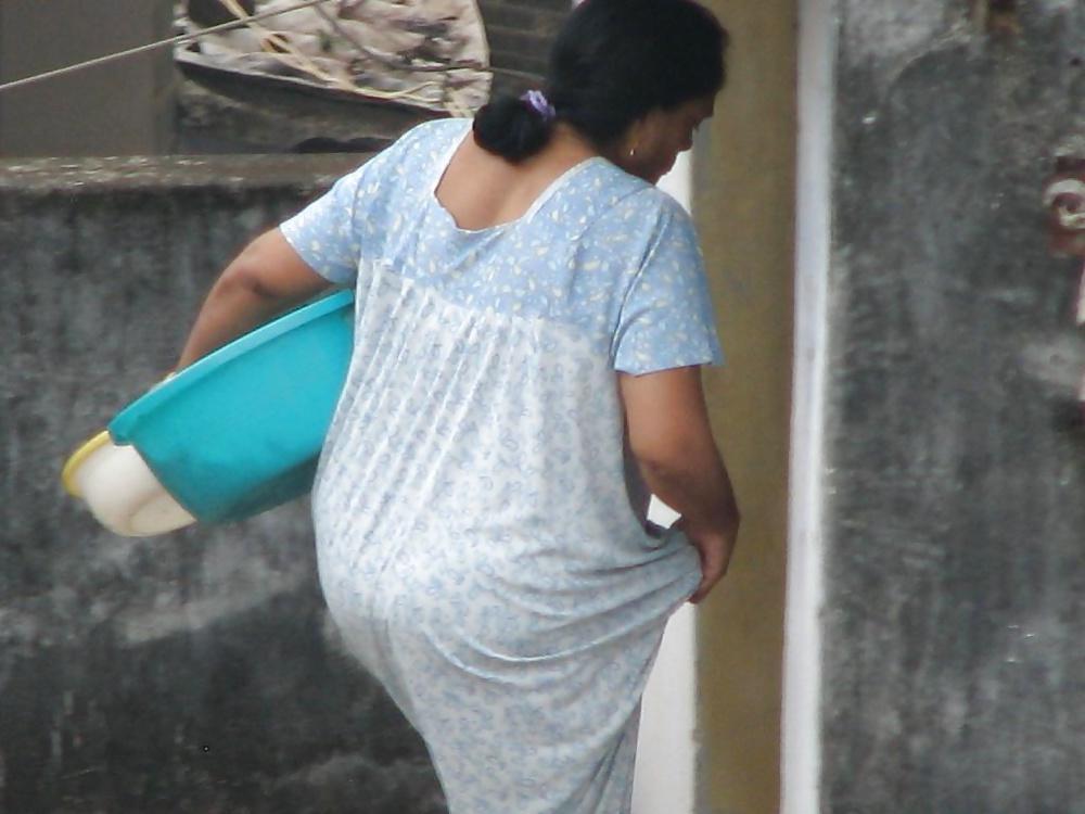 25P Spying indian Aunty - Ass Bend over - Gaand Voyeur 