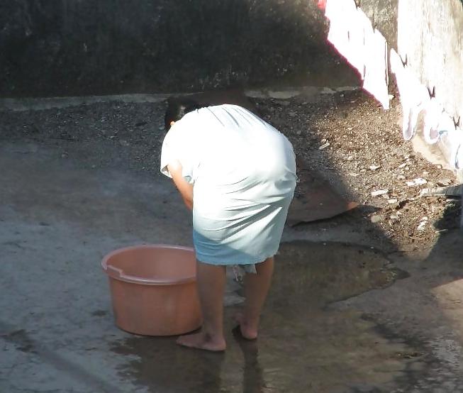 25P Spying indian Aunty - Ass Bend over - Gaand Voyeur 