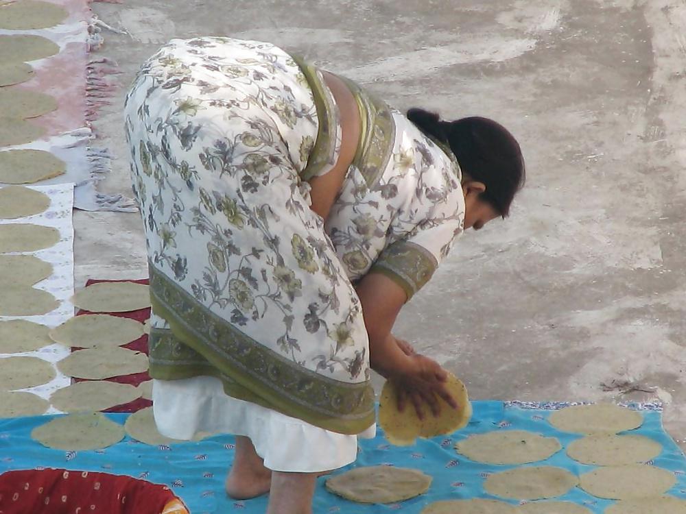 25P Spying indian Aunty - Ass Bend over - Gaand Voyeur 