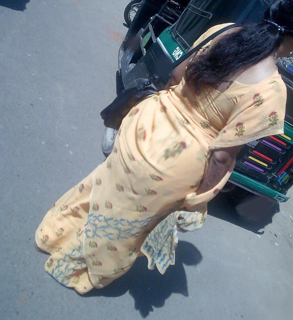 25P Spying indian Aunty - Ass Bend over - Gaand Voyeur 