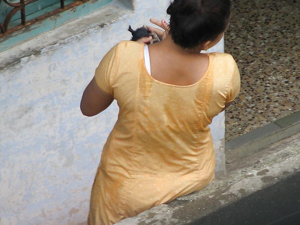 25P Spying indian Aunty - Ass Bend over - Gaand Voyeur 