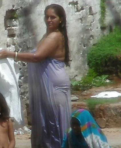 25P Spying indian Aunty - Ass Bend over - Gaand Voyeur 