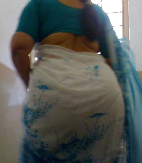 25P Spying indian Aunty - Ass Bend over - Gaand Voyeur 
