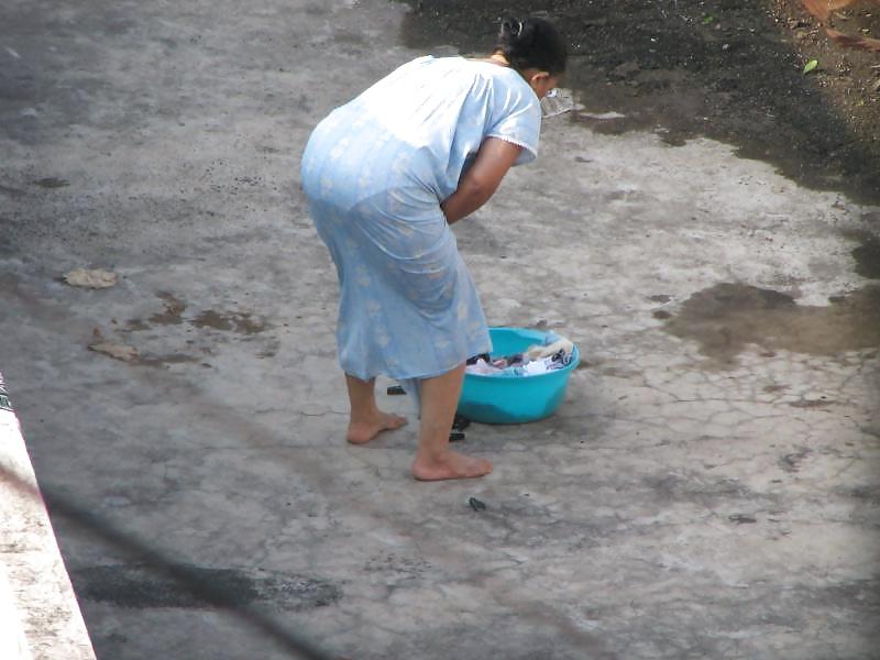 25P Spying indian Aunty - Ass Bend over - Gaand Voyeur 