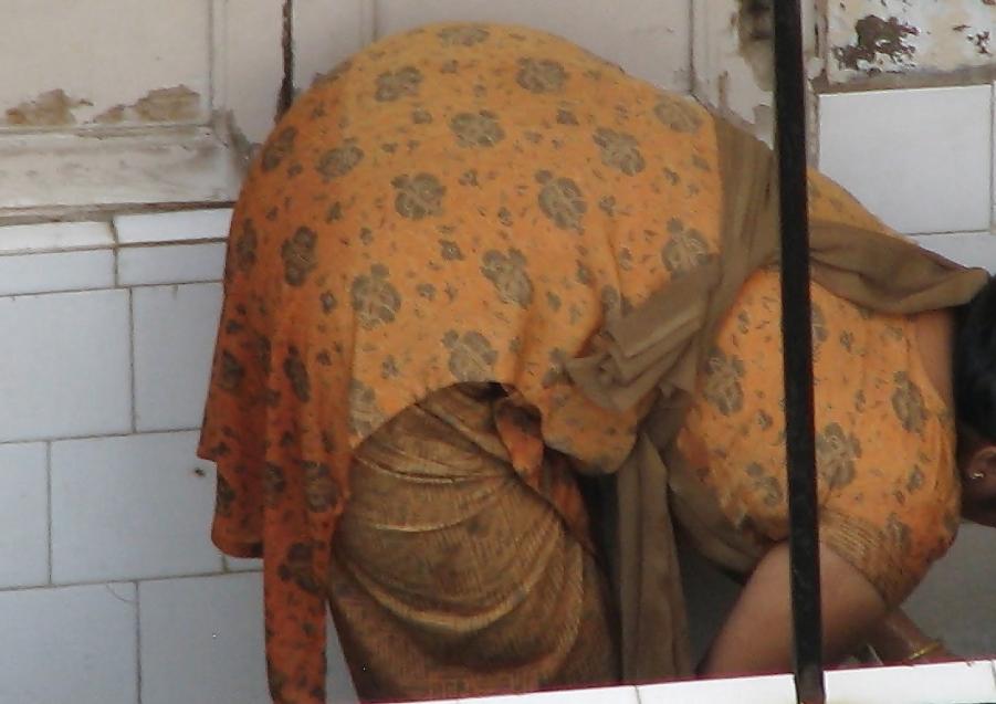 25P Spying indian Aunty - Ass Bend over - Gaand Voyeur 