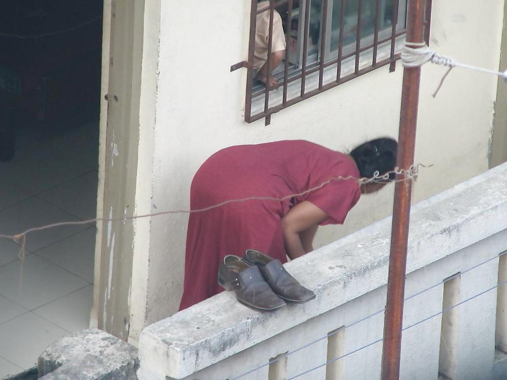 25P Spying indian Aunty - Ass Bend over - Gaand Voyeur 
