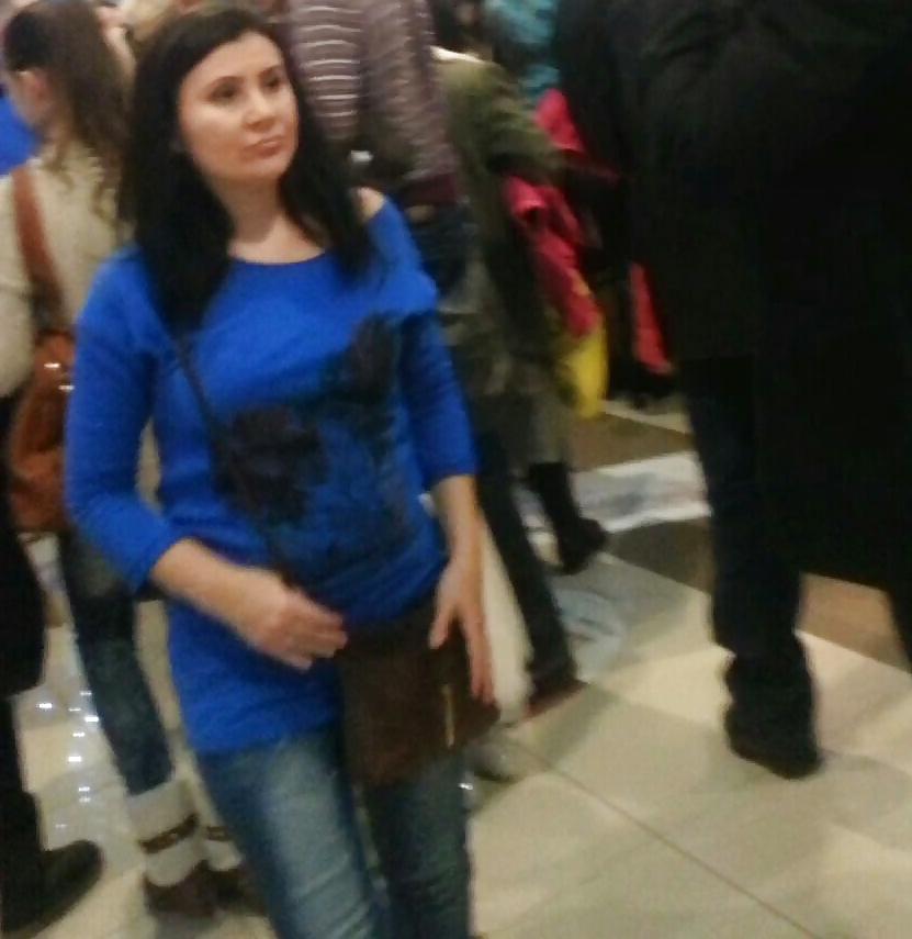 25P Spy bust and face sexy women in supermarket, mall romanian