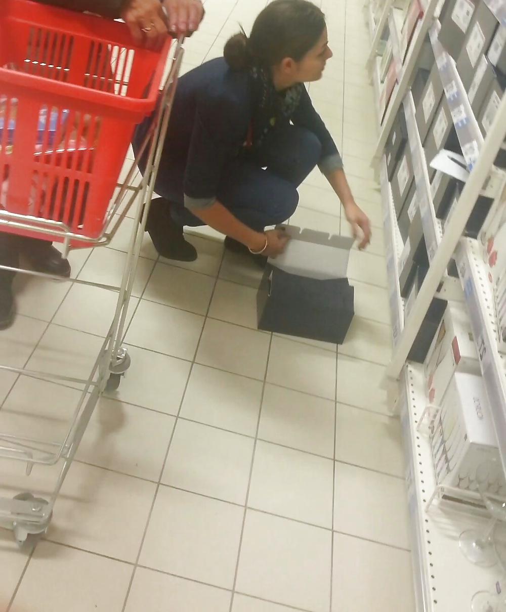 25P Spy bust and face sexy women in supermarket, mall romanian